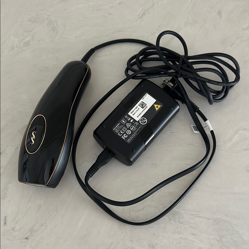 SmoothSkin IPL black and gold device